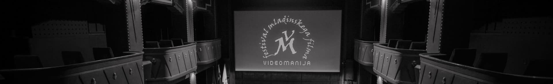 kino dvorana s platnom v ozadju n akaterem se prikazuje logotip Videomanije